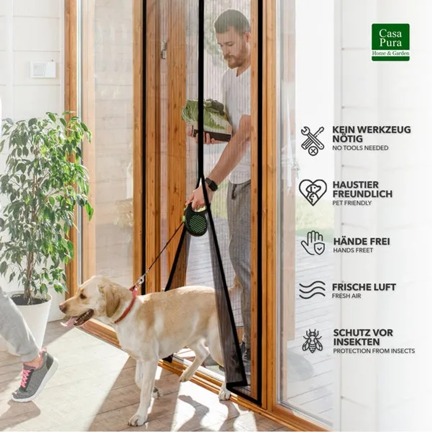 Montiertes, schwarzes KARAT Fliegengitter Sam mit Hund und Mann vor einer Terrassentür.