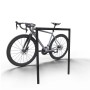 Eisengrauer Schake Anlehnbügel (Ø 48 mm x 1000 mm) mit Fahrrad. Robuste Baugeräte für den Außenbereich.