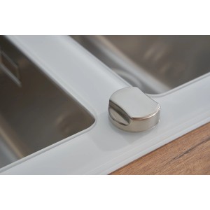 Detailaufnahme: Weiße Respekta Glasspüle New York mit Excentergarnitur.