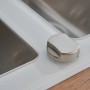 Detailaufnahme: Weiße Respekta Glasspüle New York mit Excentergarnitur.