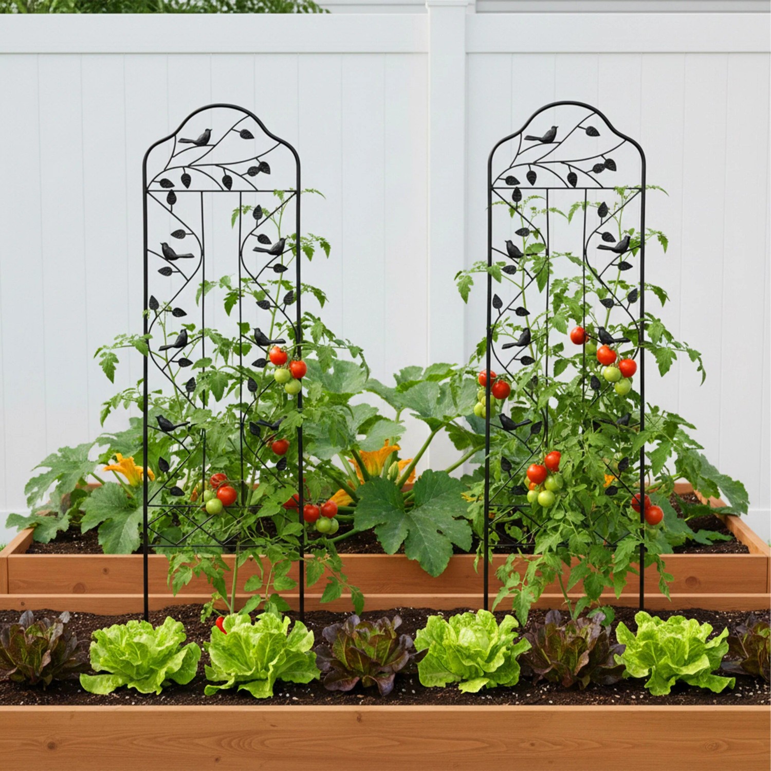 2er Set Relaxdays Rankgitter aus Stahl, schwarz und wetterfest, mit Pflanzen im Gartenbeet.