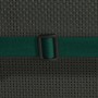 Dunkelgrüne Befestigungsschnur mit schwarzer Schnalle auf dunklem Geflecht. Detail der Gartenstuhl-Auflage.