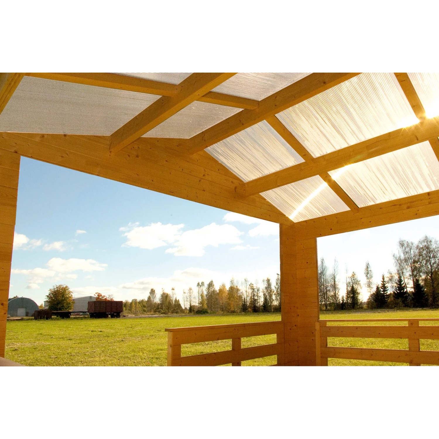 Skan Holz Gartenhaus Holmestrand Natur, 380x300 cm, mit offenem Dach und Blick in die Natur.