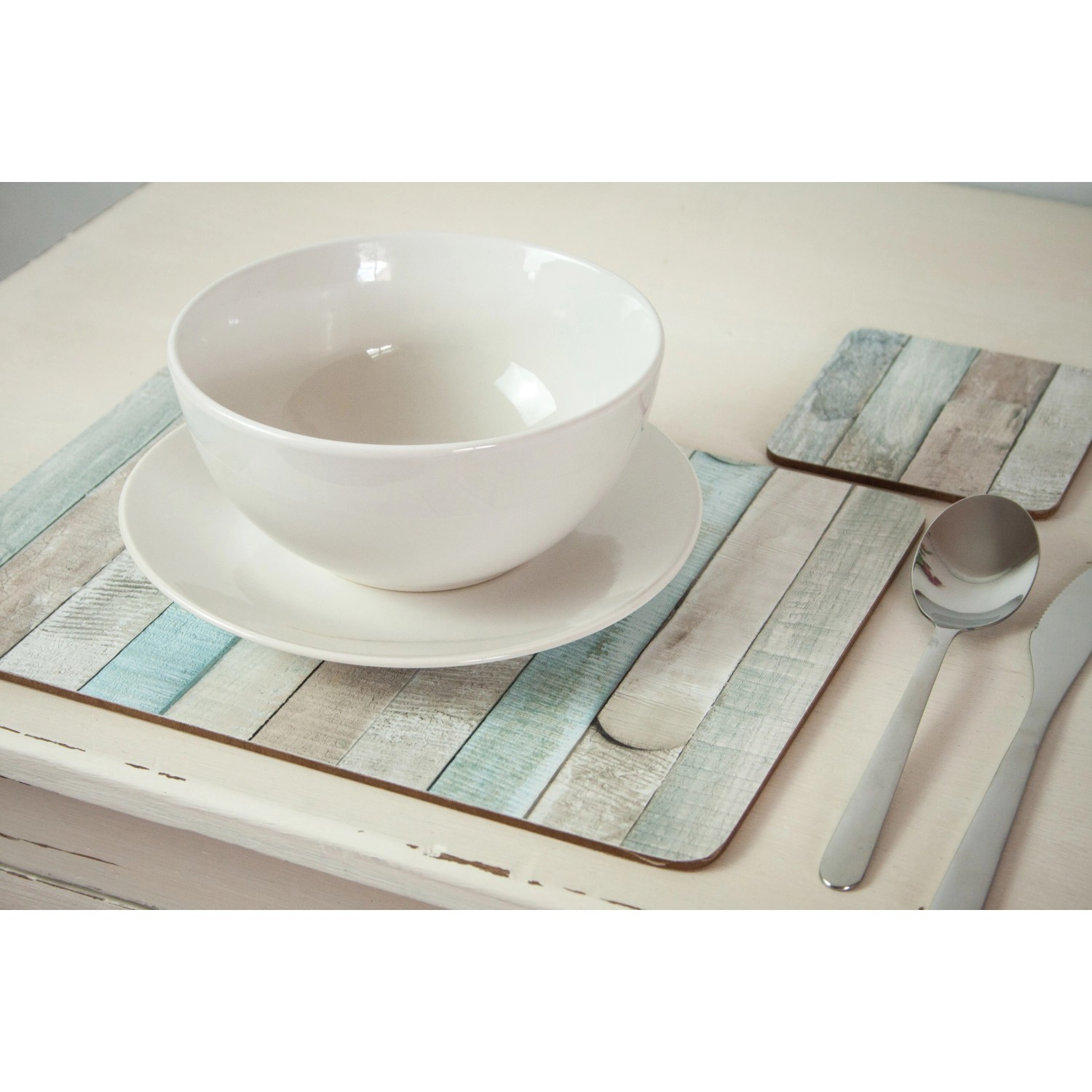 d-c-fix Klebefolie Rio Ocean als Tischdeko mit Geschirr und Besteck auf Tisch.