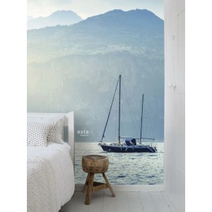 ESTAhome Fototapete mit blauem Segelboot vor Bergkulisse, 1,86x2,79m.