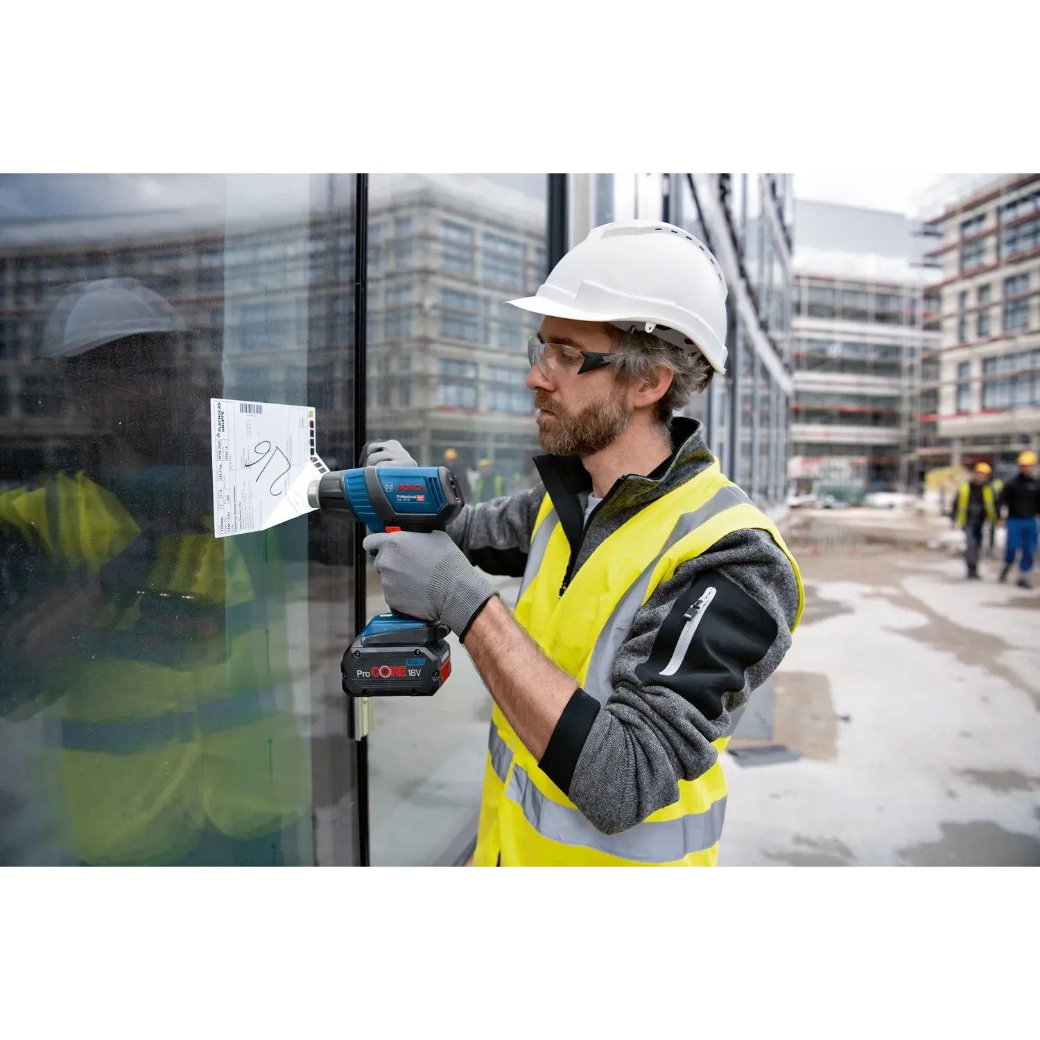 Bosch Professional Akku-Heißluftgebläse GHG 18V-50 in Aktion auf einer Baustelle.