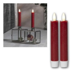 Zwei rote LED Stabkerzen aus Echtwachs mit warmweißer Flamme in Kerzenhaltern. Ideal für stimmungsvolle Beleuchtung.
