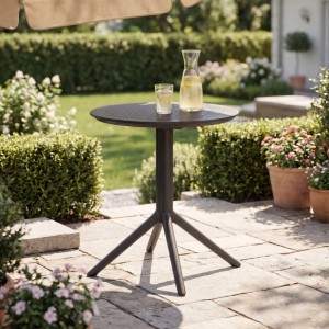 Runder, schwarzer CLP Klapptisch Sky aus Kunststoff mit Getränken auf der Gartenterrasse. Ideal als Gartentisch.