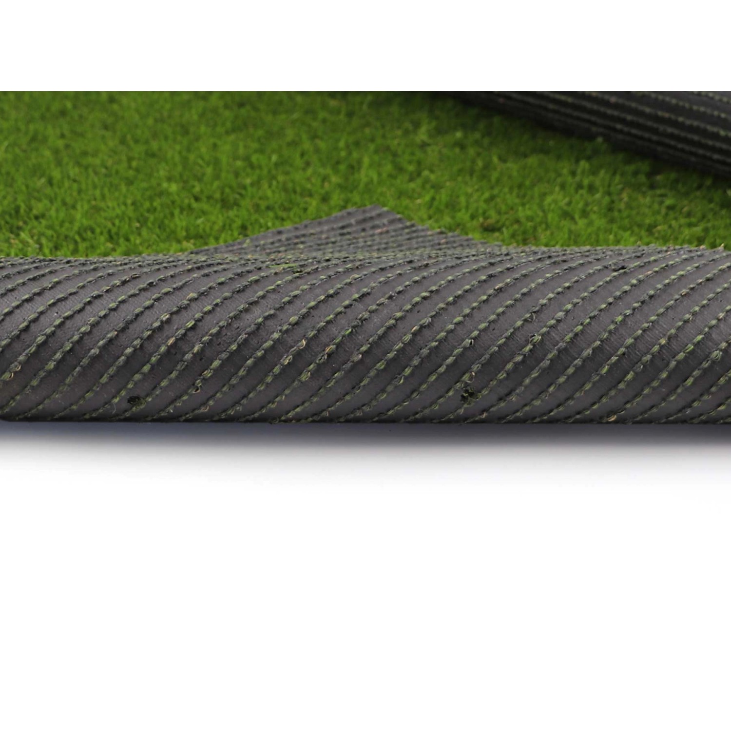 Detailaufnahme Kunstrasen Woodland Grün Muster, Rollenware mit grüner Oberfläche und dunkler Unterseite.
