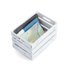 Weiße Zeller Aufbewahrungskiste aus Holz im Vintage-Design, gefüllt mit Büchern und Papieren.