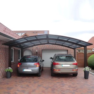 Ximax Carport Portoforte-80 M, Mattbraun, Doppelcarport mit zwei parkenden Autos vor einem Haus.