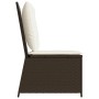Brauner Poly Rattan Gartensessel mit cremeweißen Sitz- und Rückenkissen, in aufrechter Sitzposition.