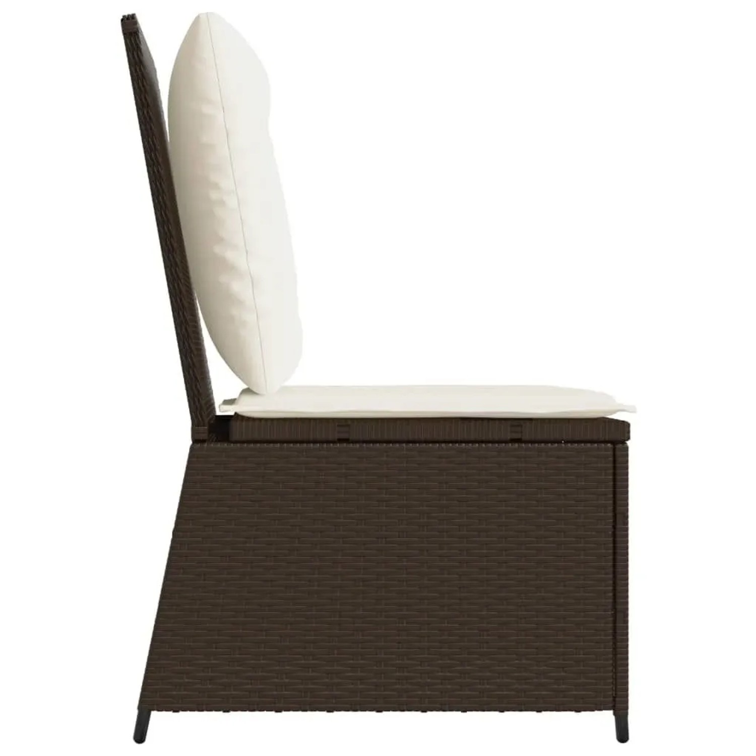 Brauner Poly Rattan Gartensessel mit cremeweißen Sitz- und Rückenkissen, in aufrechter Sitzposition.