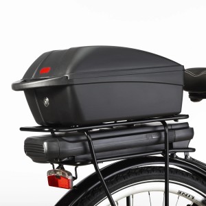 Schwarze Fischer Gepäckträger-Box 11L auf einem Fahrradgepäckträger.