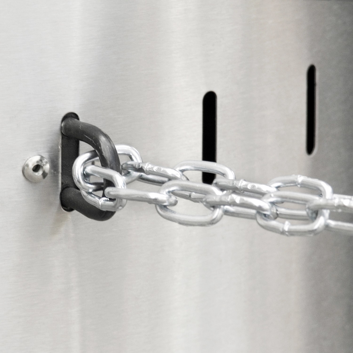 Detailaufnahme der Diebstahlsicherung (Kette) am Enders Terrassenheizstrahler Commercial.