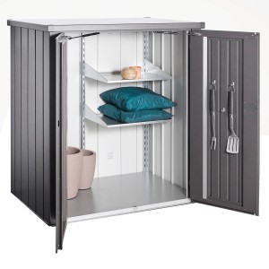 Offener, dunkelgrauer Biohort Terrassenschrank Romeo Gr. L mit Regalen und Zubehör.