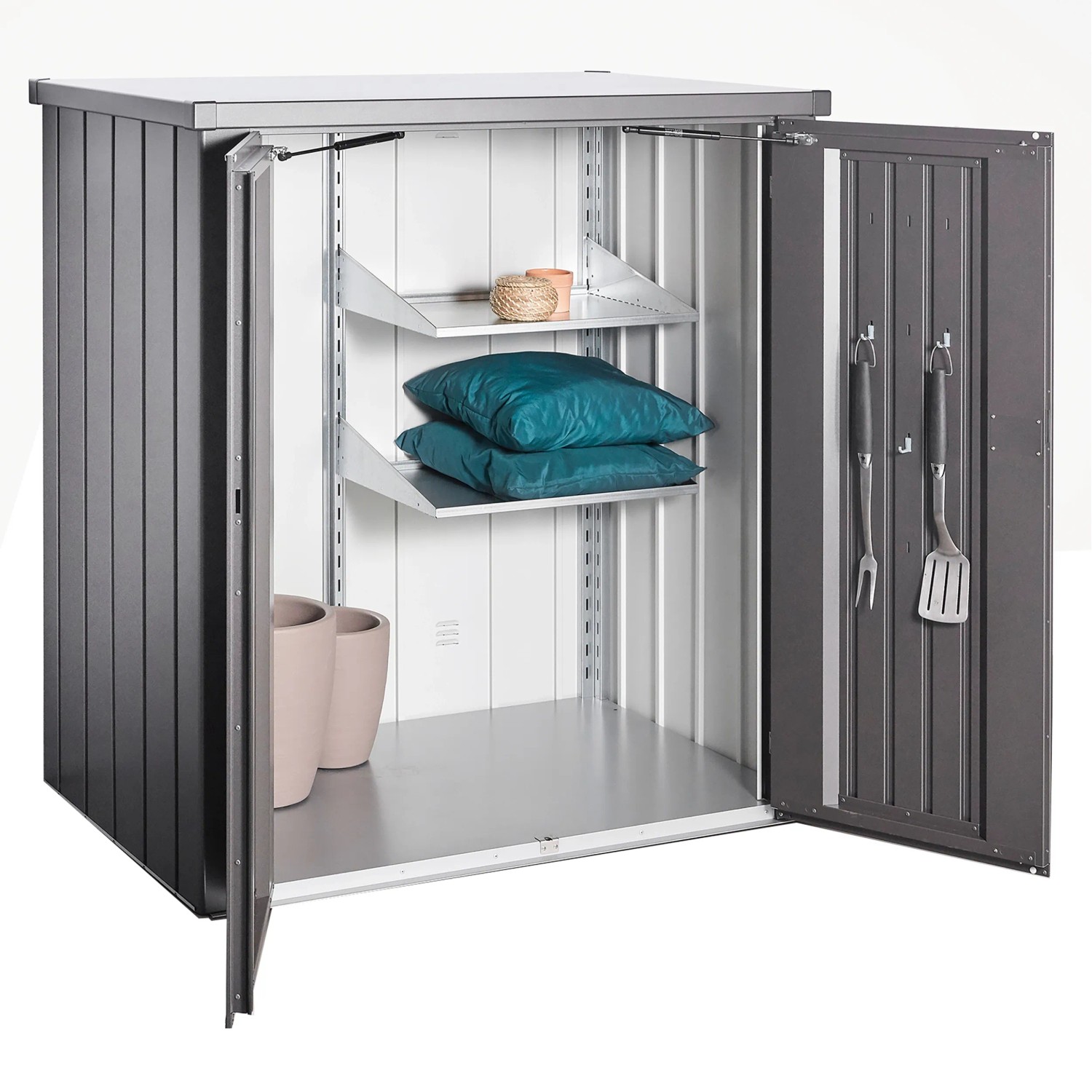 Offener, dunkelgrauer Biohort Terrassenschrank Romeo Gr. L mit Regalen und Zubehör.