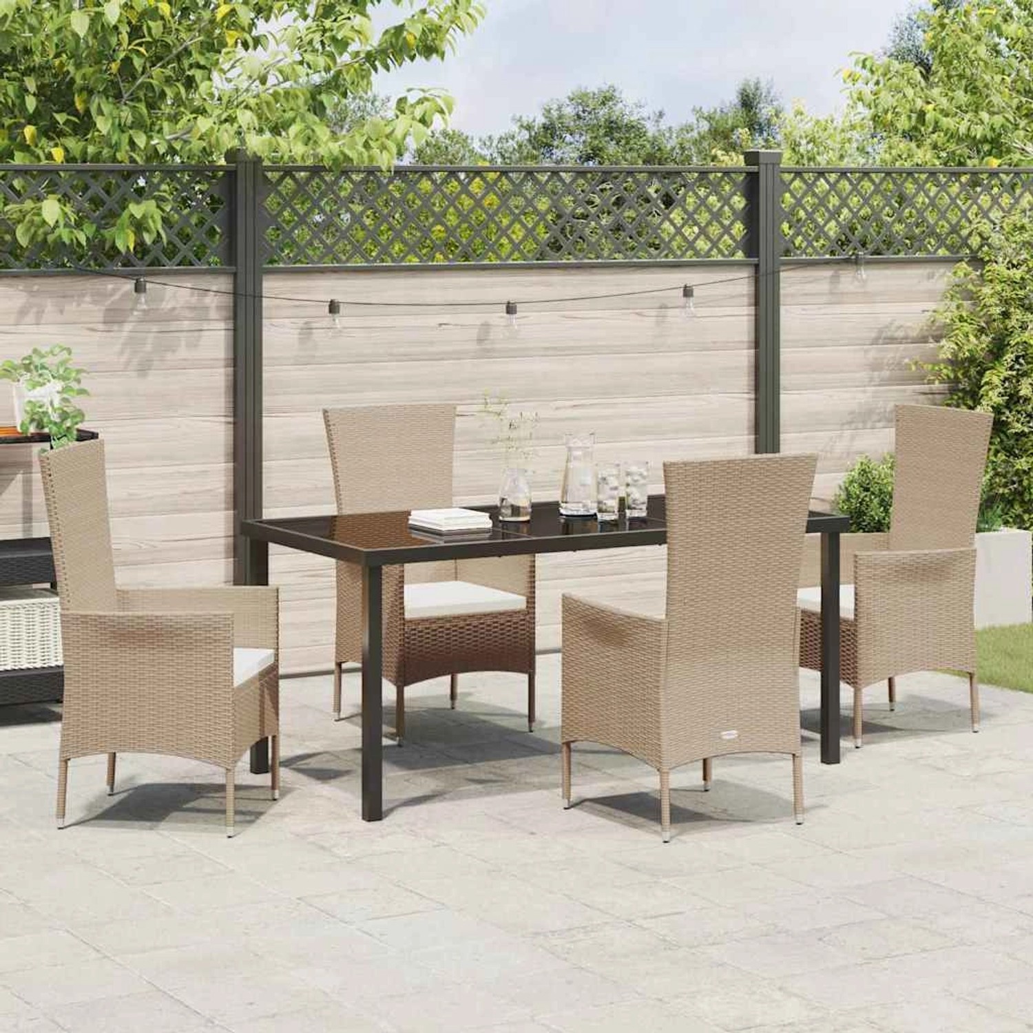 Beige 5-tlg. Garten Essgruppe aus Poly Rattan mit Tisch und Stühlen mit Kissen.