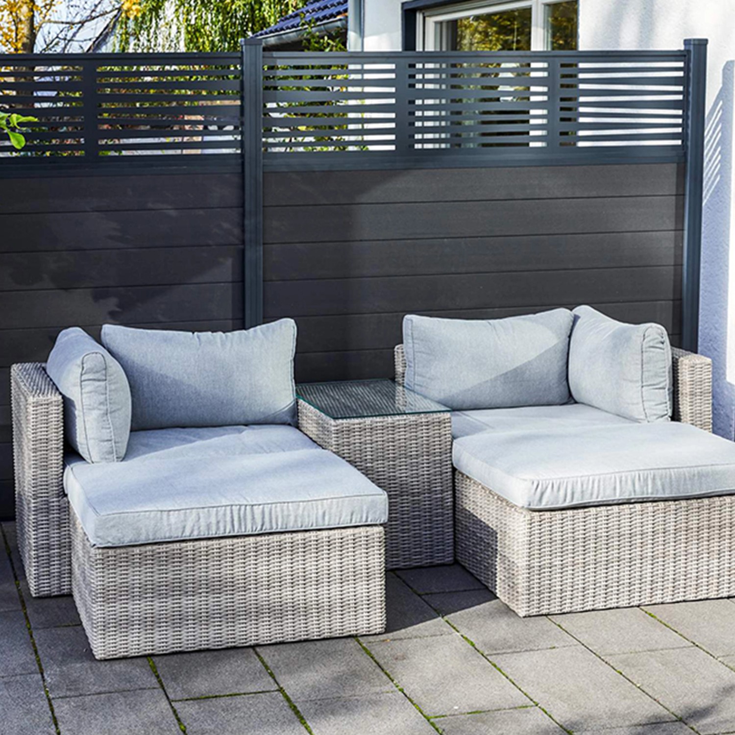 5-teiliges Lounge-Set Olea aus Polyrattan in Sand mit grauen Kissen und Glas-Tischplatte.