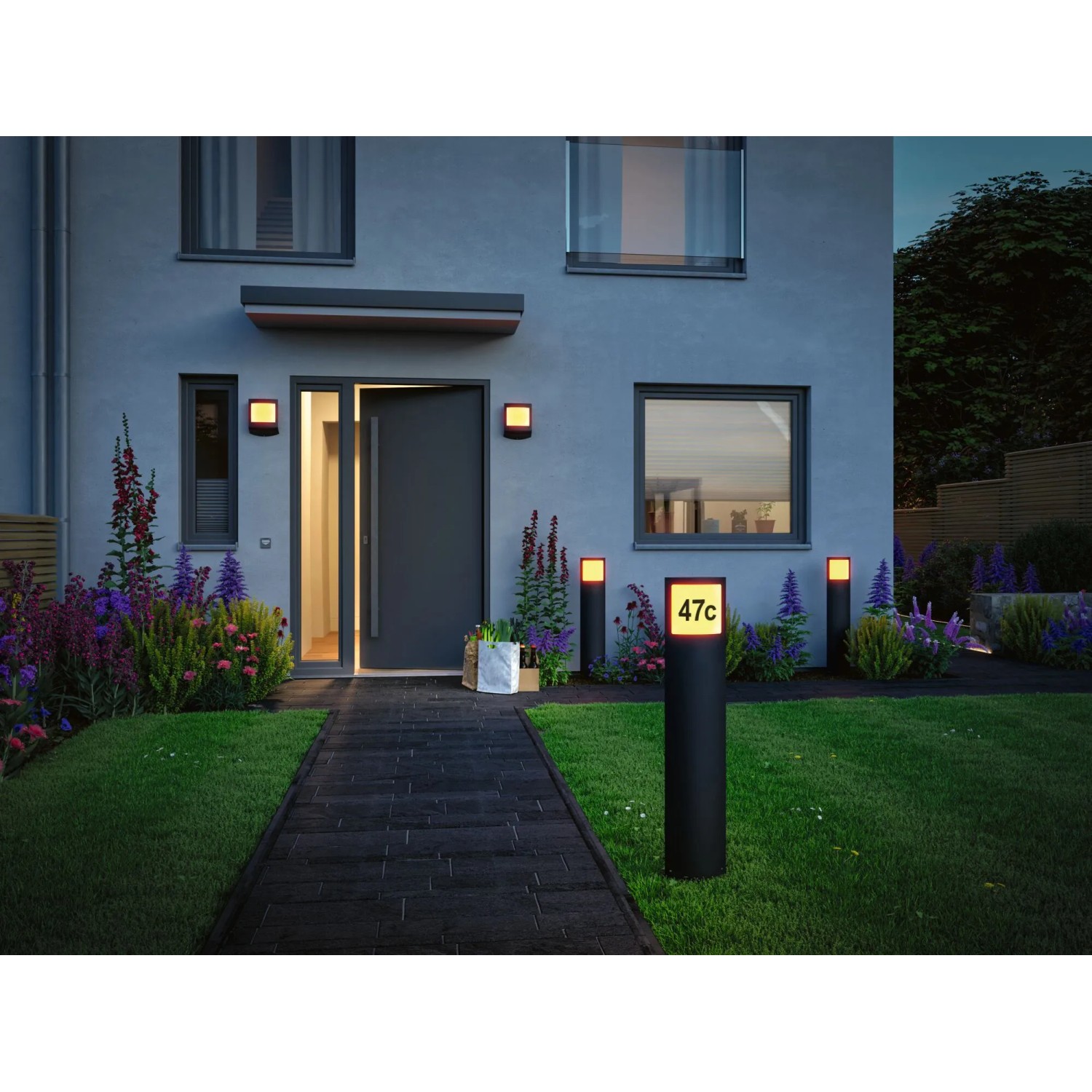 Paulmann LED-Außenwandleuchte Padea mit Sensor, anthrazit, an Hauswand mit Hausnummernleuchte.