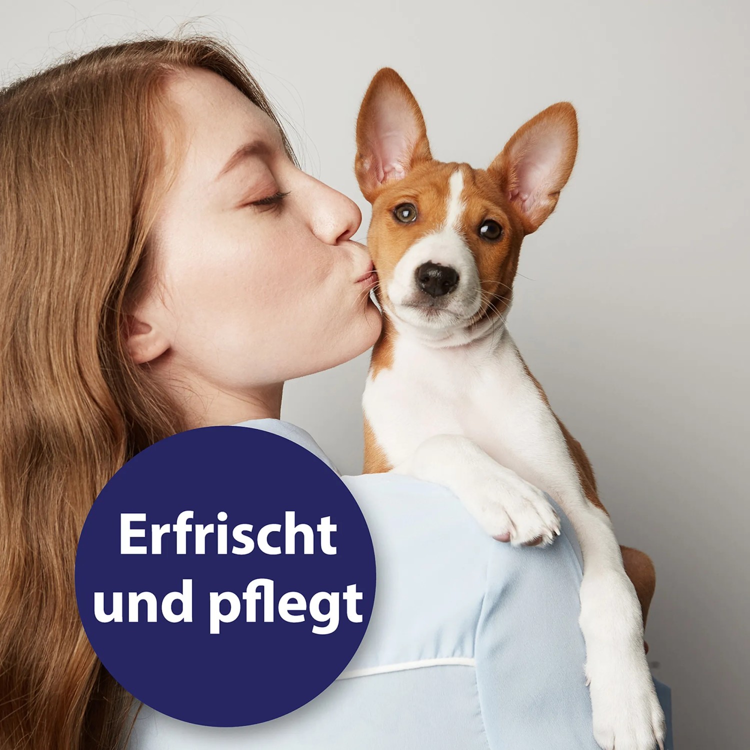 Frau küsst Hund, der auf ihrer Schulter sitzt. Canosept Ohrreiniger für Hunde zur Ohrenpflege.