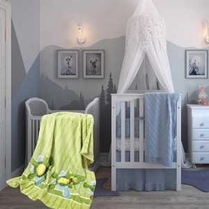 Grüne Baby Fleecedecke (75x100 cm) mit Schildkröten-Motiv im Kinderzimmer.