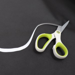 Schwarzes Aquagart Unkrautvlies 150g/m² mit Schere, zugeschnitten.