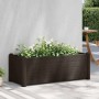 furnicato Garten-Hochbeet Mokka, 100x43x35 cm, bepflanzt mit weißen Blüten.