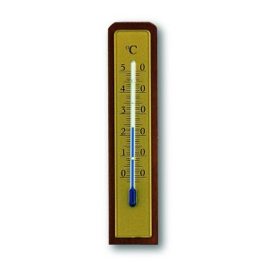 TFA Innen-Thermometer in Nussbaum-Optik zum Aufhängen, zeigt die Temperatur an.