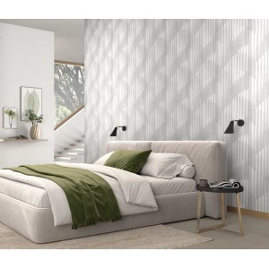 Helles Schlafzimmer mit Erismann Vliestapete Elysium Cascade Hellgrau mit Wellenmuster.