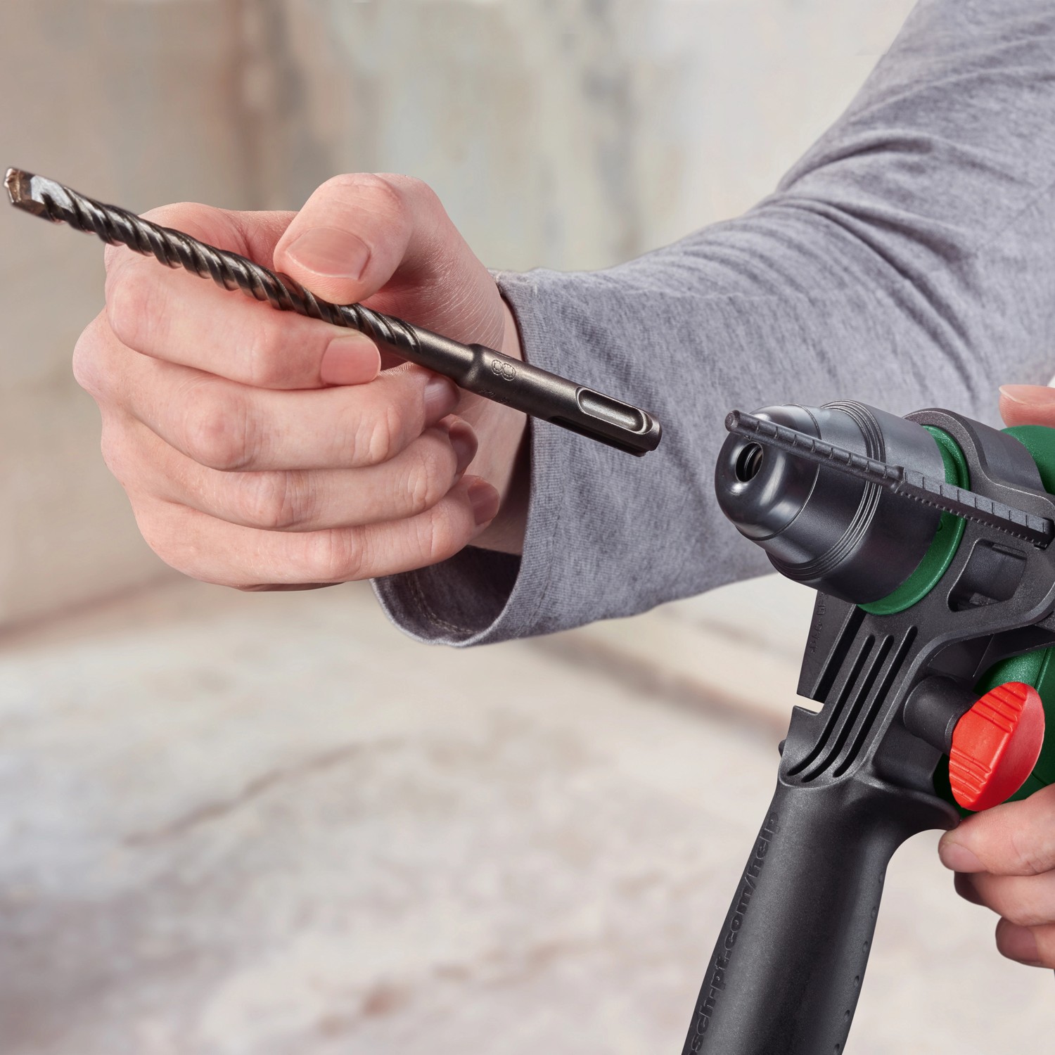 Bosch UniversalHammer 18V Akku-Bohrhammer mit Bohrer im Detail.