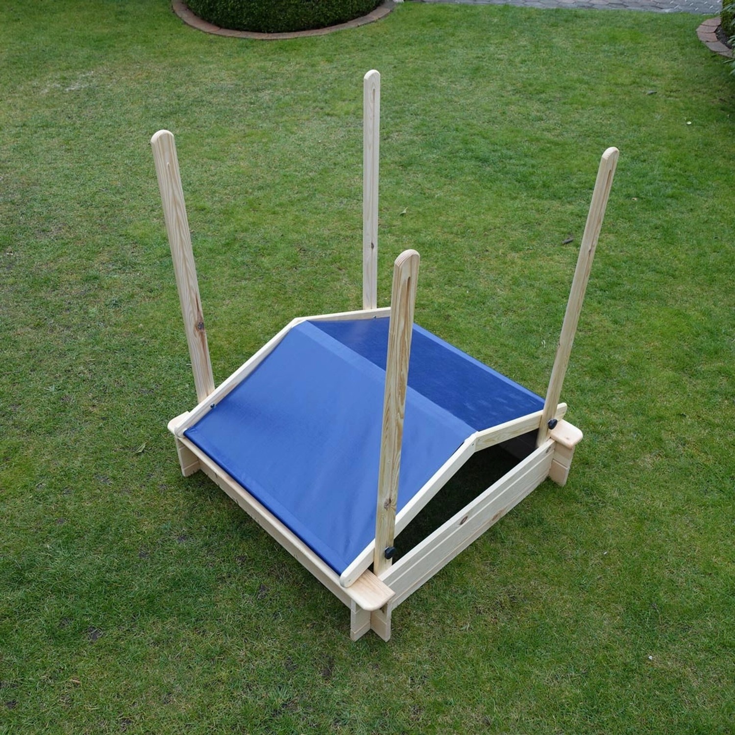Promadino Sandkasten Peter mit absenkbarem, blauem Dach aus Holz, auf Rasen.
