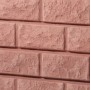 Detailansicht des Garantia Wandtanks Rocky 400 l in Redstone mit Backsteinoptik.