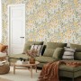 Wohnraum mit Erismann Vliestapete La Terrasse Jardin Poetique in Beige-Grün mit floralem Muster.
