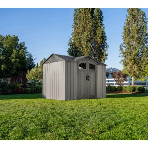 Graues Lifetime Gerätehaus Ohio im Garten. Kunststoff-Gartenhaus mit Doppeltür und Satteldach.