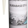 Klebedichtstoff ETAG: Kartusche mit weißem Dichtmittel und Aufsatz für präzise Anwendung.