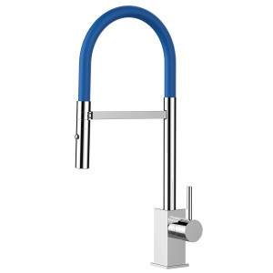 VIZIO Küchenarmatur QU, verchromt mit blauem, schwenkbarem Auslauf und Handbrause.