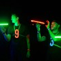 Zwei Personen spielen mit der leuchtenden Xtrem Tosy Ultimate Disc LED im Dunkeln.