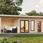 Weißes Palmako Holz-Gartenhaus mit Pultdach und überdachter Terrasse im Garten.