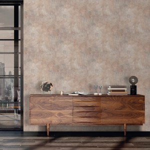 Dekorative Papiertapete in Terrakotta Beton-Optik an einer Wohnzimmerwand mit Sideboard.