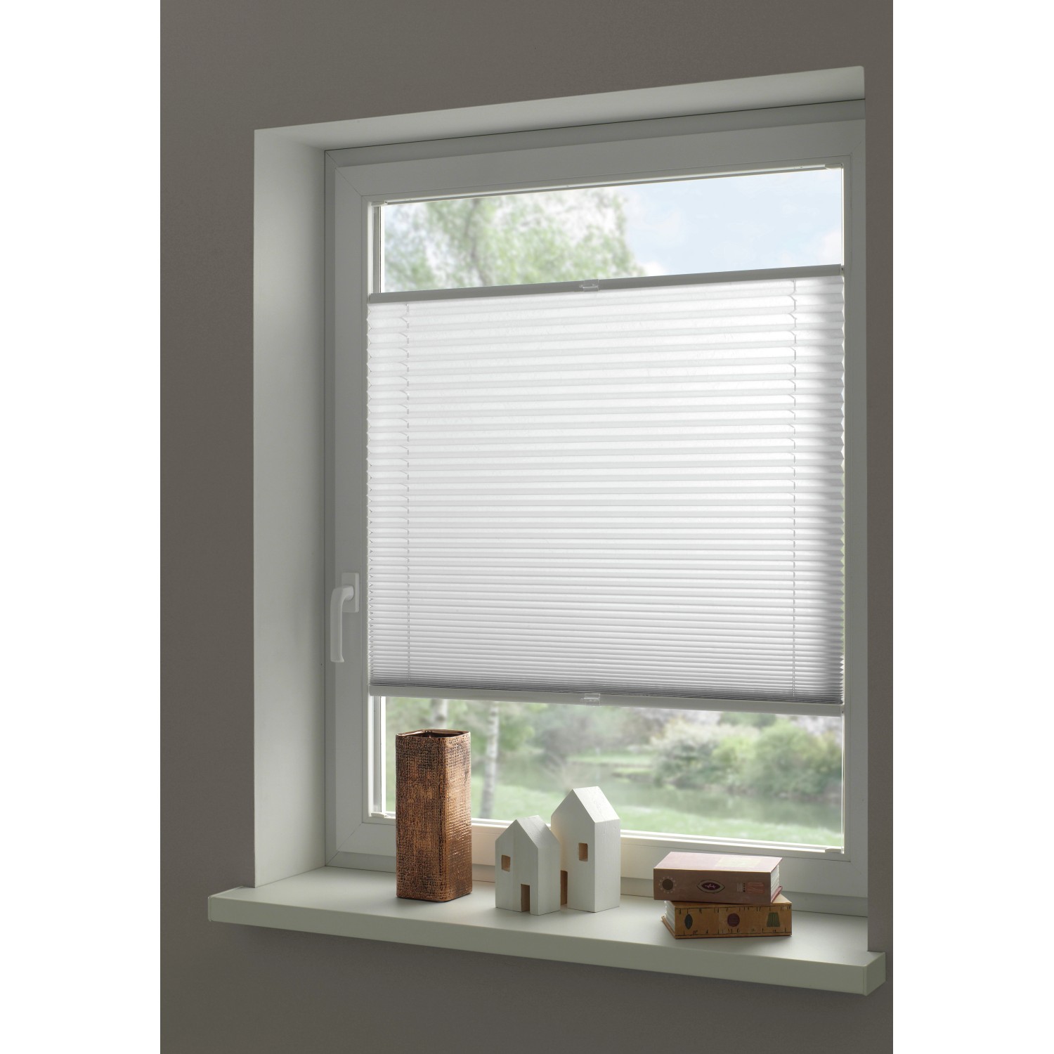 Weißes Wohnidee Plissee 40x130 cm am Fenster mit Bedienschienen.