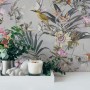 PROFHOME Blumen Tapete mit floralem Muster in Grau, Rosa, Orange und Grün.