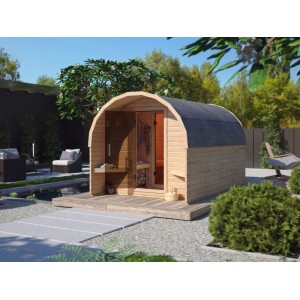 Karibu Fasssauna Fasshaus aus naturbelassenem Holz im Garten. Tonnendach, Glasfront, Holzbänke. Für Entspannung.