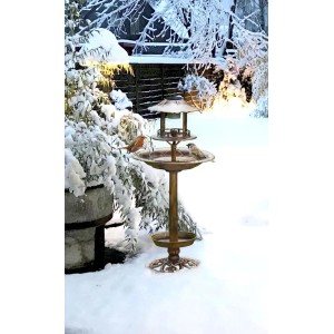 Bronze Solar Vogelbad 4-in-1 aus Metall im Schnee mit Vögeln. Multifunktionale Vogeltränke & Futterstelle für den Garten.