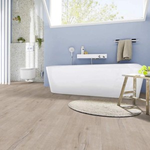 Badezimmer mit Project Floors Klebe-Vinylboden Home/20 PW 3900/20 in Eichenholzoptik.