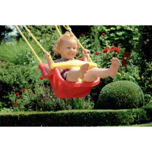 Mehrfarbiger Babysitz Winnetoo für Gartenspielgeräte mit Kind auf einer Schaukel.