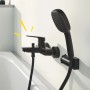 Grohe QuickFix Wannenarmatur Start, schwarz, mit Handbrause an der Badewanne.