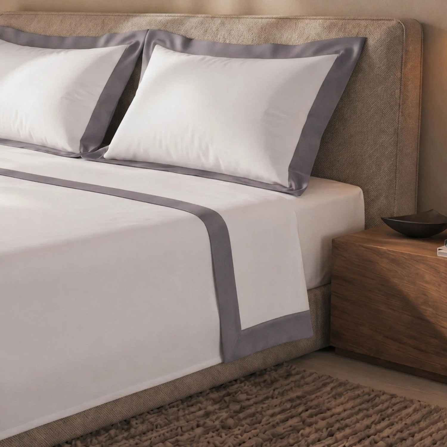 Weißes Baumwoll-Bettwäsche-Set für Einzelbett mit dunkelgrauer Satin-Bordüre an Kissen und Laken.