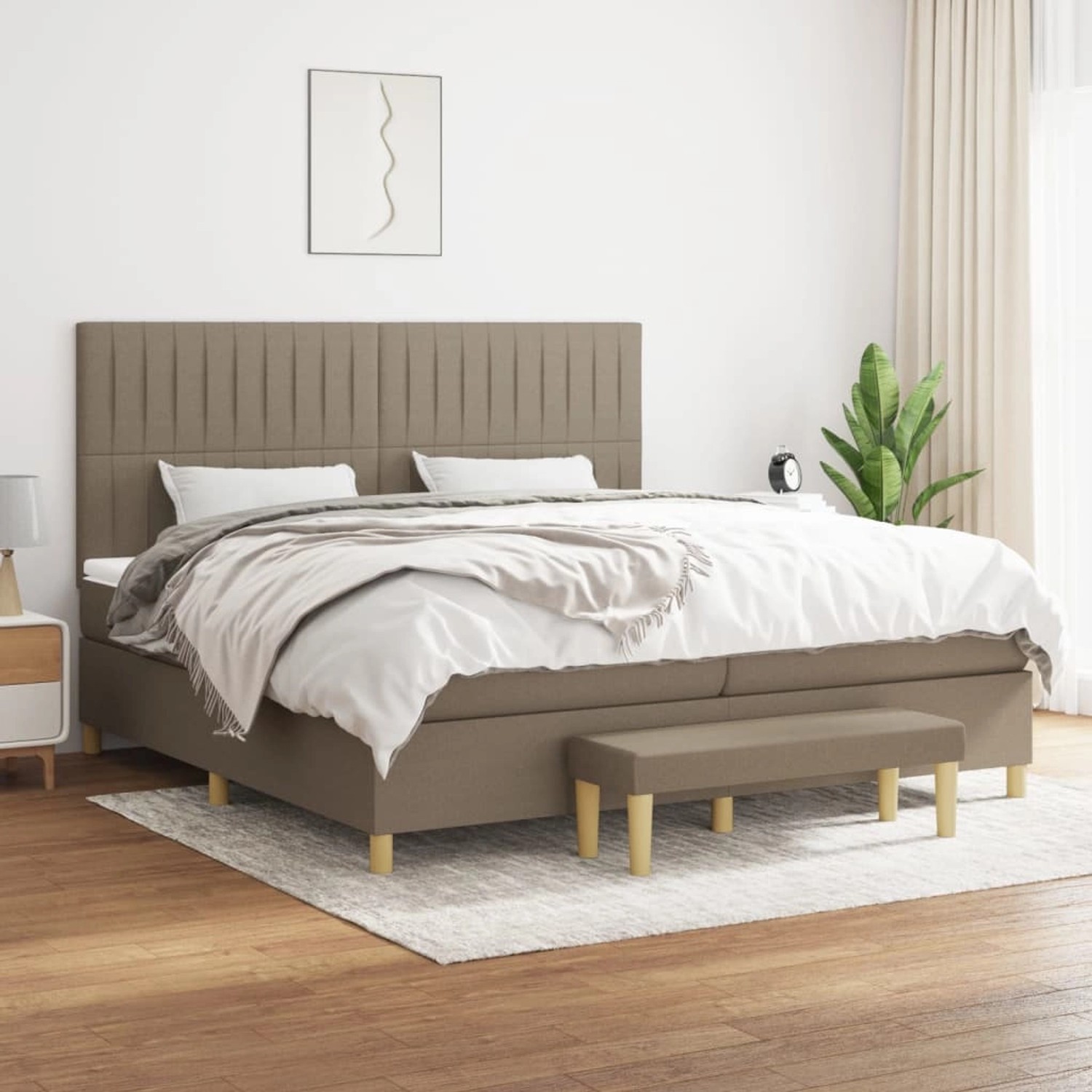 Boxspringbett Taupe 200x200 cm mit Matratze und Bank. Stoffbezogenes Bett mit hohem Kopfteil.