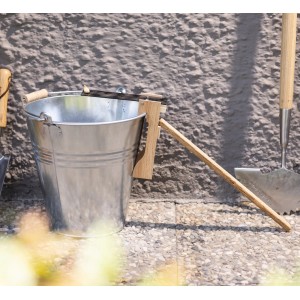 Windhager Wipp-Mausefalle am Eimer befestigt, Holzrampe. Effektive Mausefalle für den Garten.